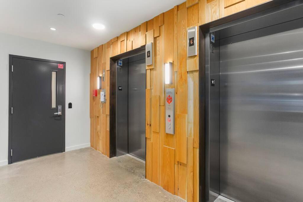 Open Loft In Redmond Core - 92 Walkscore! Exterior photo