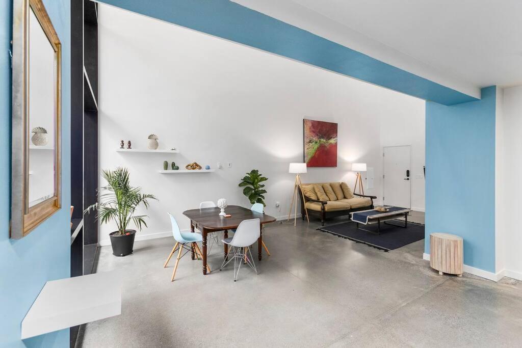 Open Loft In Redmond Core - 92 Walkscore! Exterior photo
