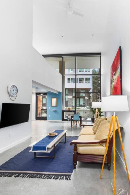 Open Loft In Redmond Core - 92 Walkscore! Exterior photo