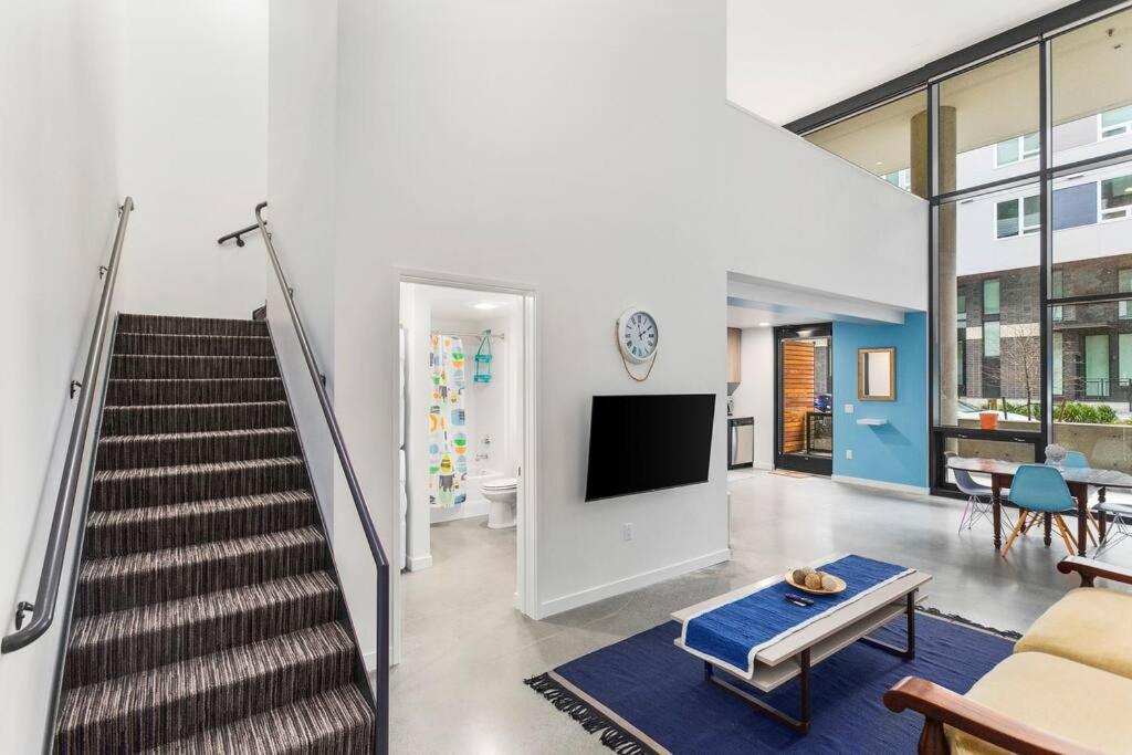 Open Loft In Redmond Core - 92 Walkscore! Exterior photo