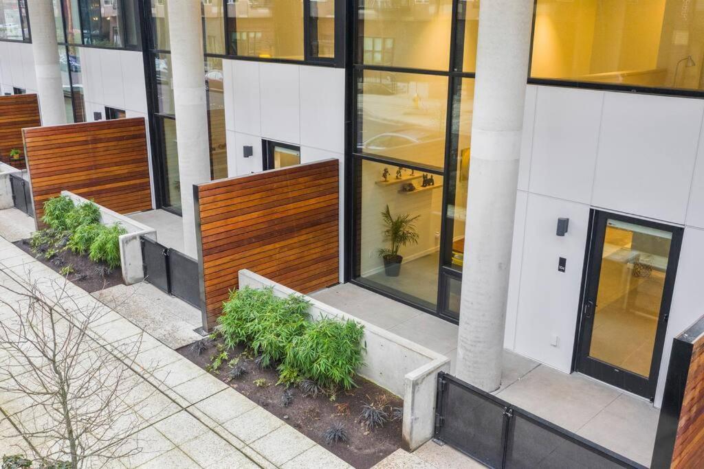 Open Loft In Redmond Core - 92 Walkscore! Exterior photo
