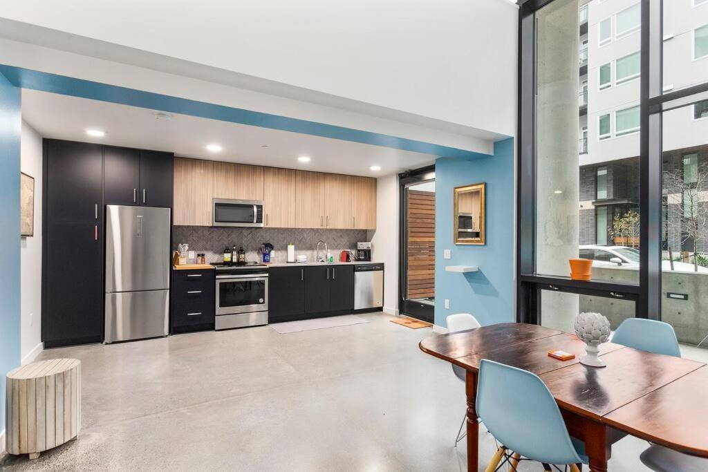 Open Loft In Redmond Core - 92 Walkscore! Exterior photo